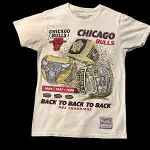 Mitchell & Ness Cream colored Chicago Bulls 3-peat T-shirt.